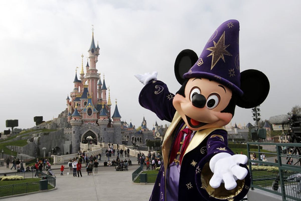 Disneyland París tiene 26 años de estar abierto. Este domingo le dio la bienvenida a los héroes de Marvel. (Foto Prensa Libre: AFP).