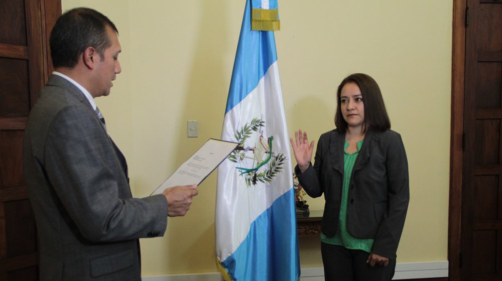 Karen Cecilia García Vargas, es juramentada como directora de Migración por el ministro de Gobernación, Francisco Rivas Lara. (Foto Prensa Libre: Mingob)