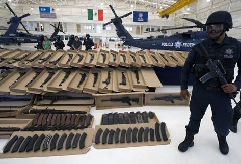 Un policía federal mexicano vigilando armas incautadas tras la detención de dos miembros de los Zetas. (Archivo)