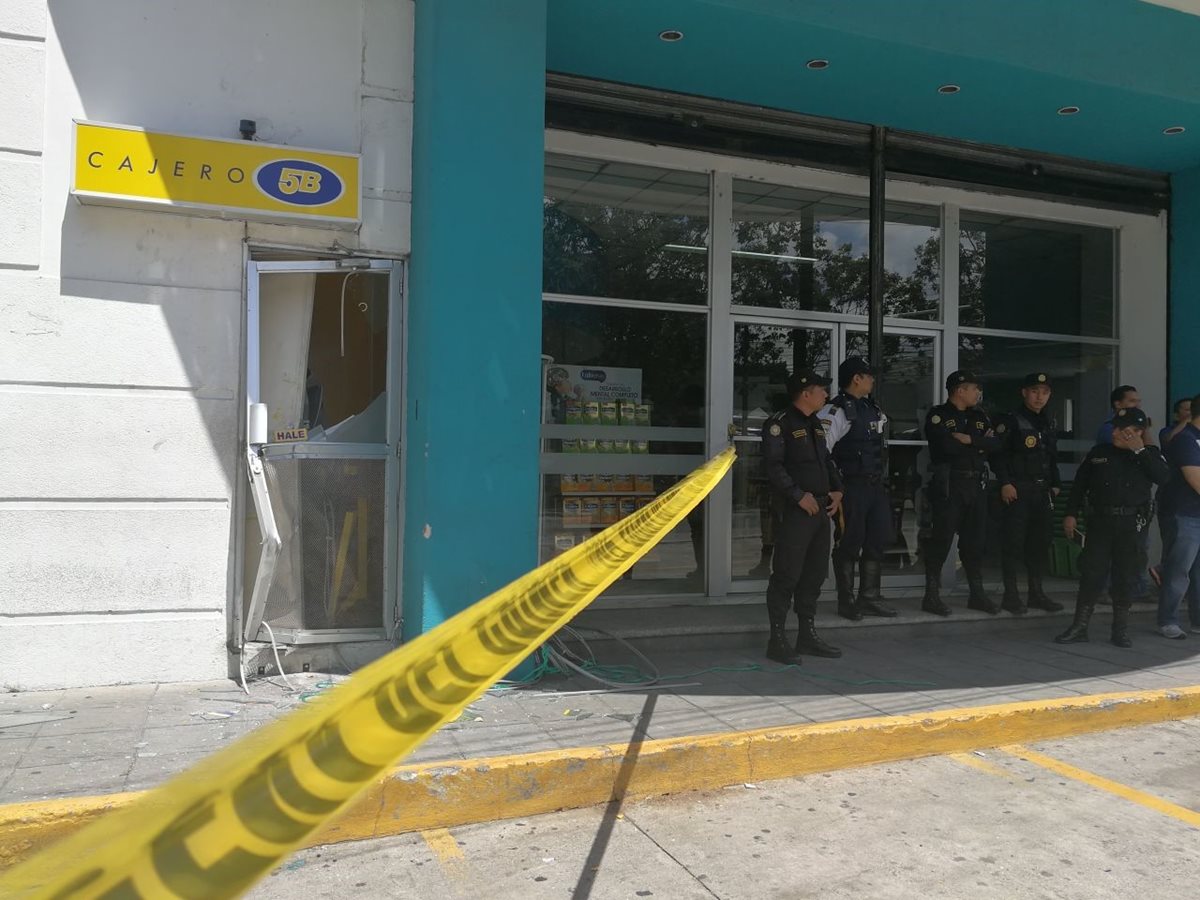 Agentes de la PNC resguardan escena en que fueron forzadas las puertas del cajero automático en zona 2. (Foto Prensa Libre: Esbin García)