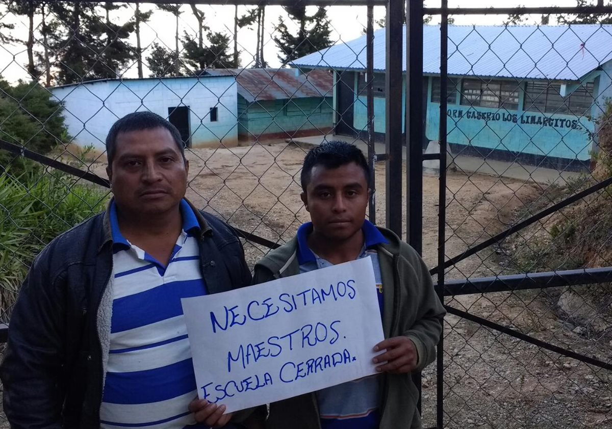 Padres de familia de la Escuela Oficial Rural Mixta de los Limarcitos, San Pedro Pinula, Jalapa, aseguran que el establecimiento está cerrado por la falta de maestros. (Foto Prensa Libre: Hugo Oliva)