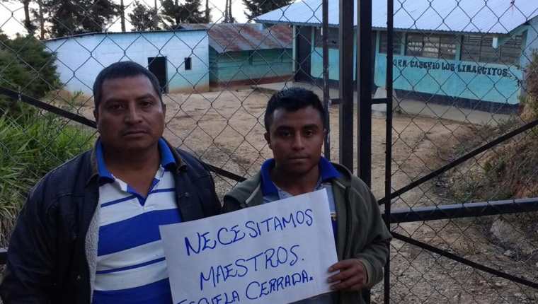 Padres de familia de la Escuela Oficial Rural Mixta de los Limarcitos, San Pedro Pinula, Jalapa, aseguran que el establecimiento está cerrado por la falta de maestros. (Foto Prensa Libre: Hugo Oliva)