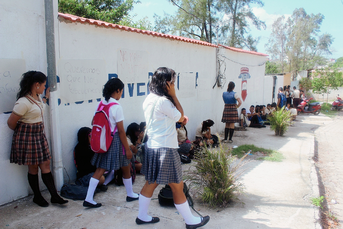 Alumnos del INEDI en la cabecera de Jutiapa, manifestaron frente al establecimiento en contra de la directora. (Foto Prensa Libre: Óscar González)