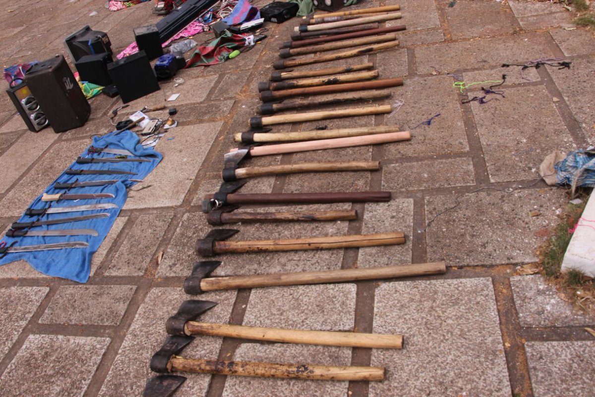 Las autoridades decomisaron varias hachas y armas hechizas durante la requisa que duró 24 horas. (Foto Prensa Libre: Cortesía PNC)