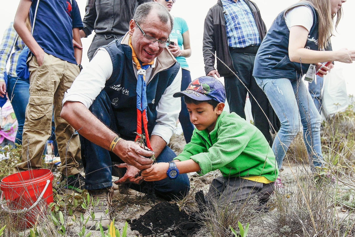 Jorge Glas vice presidente de Ecuador junto a su hijo en la campaña de reforestación.(Foto Prensa Libre: EFE)