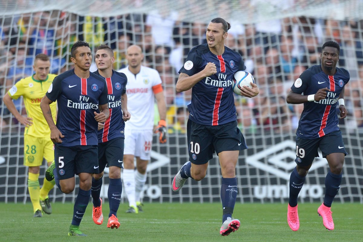 Zlatan festeja luego de anotar para el PSG en el duelo frente al Nantes. (Foto Prensa Libre: AFP)