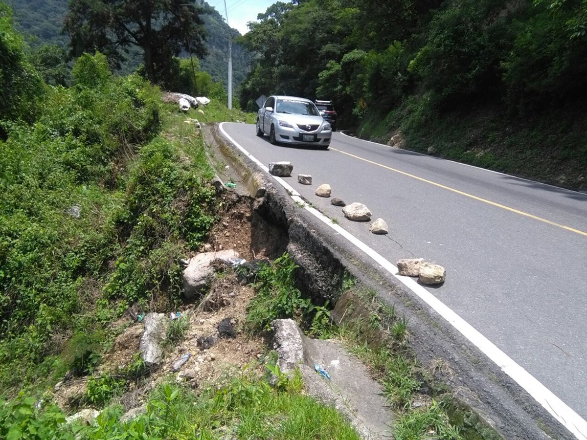 Las fuertes lluvias han provocado daños en la ruta hacia Panajachel. (Foto Prensa Libre: Ángel Julajuj)