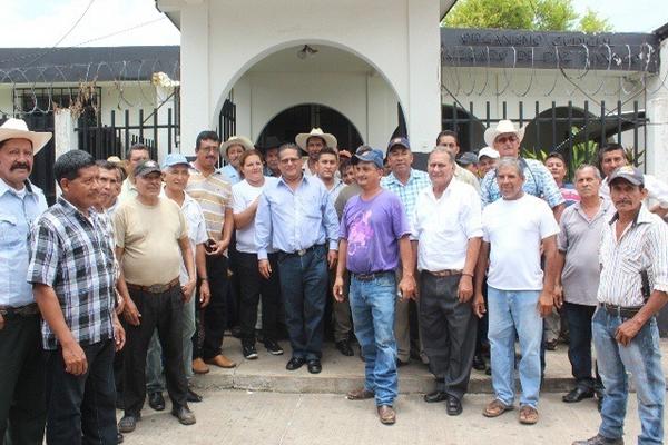 Jefe edil, frente al Juzgado de Paz de Taxisco, Santa Rosa, donde negó los cargos en su contra. (Foto Prensa Libre: Oswaldo Cardona)