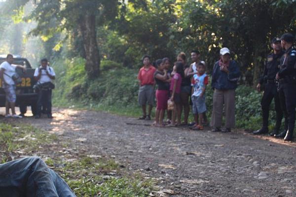 Curiosos observan el cadáver de un hombre que fue encontrado en Coatepeque, Quetzaltenango. (Foto Prensa Libre: Alexánder Coyoy) <br _mce_bogus="1"/>