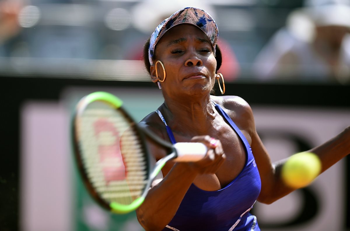 Venus Williams, en acción, durante el partido de este jueves. (Foto Prensa Libre: AFP)
