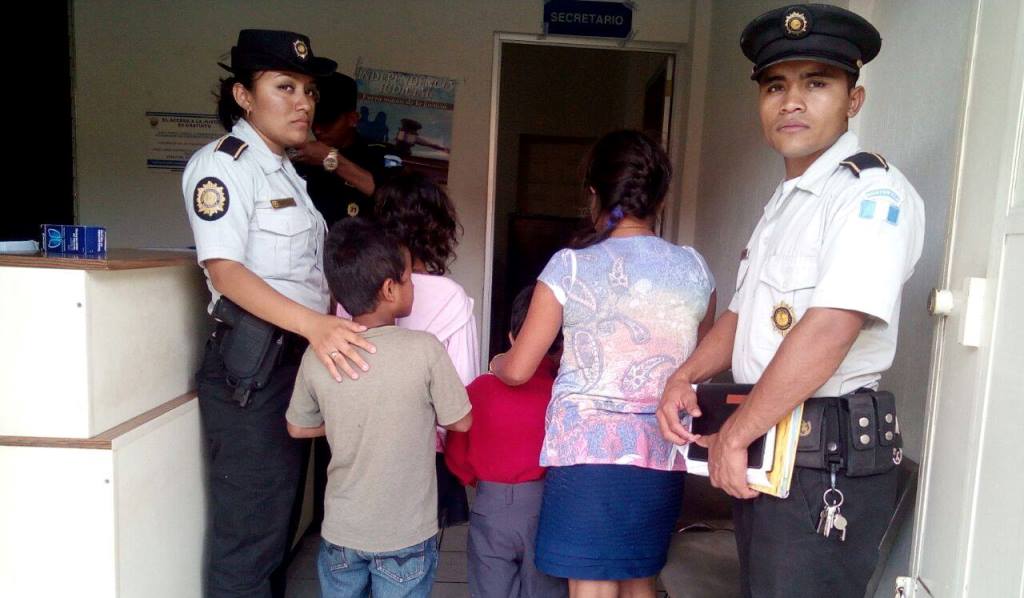 Agentes de la PNC custodian a niños que fueron rescatados. (Foto Prensa Libre: PNC).