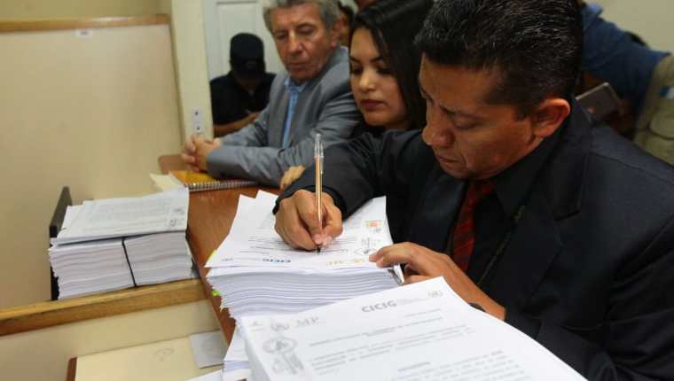 Agentes del MP y Cicig presentan la solicitud de antejuicio ante un juzgado. (Foto Prensa Libre: Alvaro Interiano)