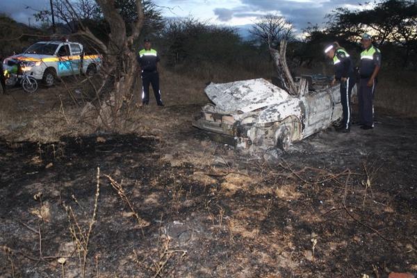 El vehículo P-518BGN se incendió luego de chocar contra un árbol en la aldea Las Crucitas, Jutiapa.  (Foto Prensa Libre: Óscar González)