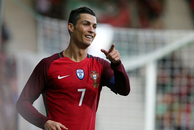 Cristiano Ronaldo es el jugador mejor pagado del mundo. (Foto Prensa Libre: AP)