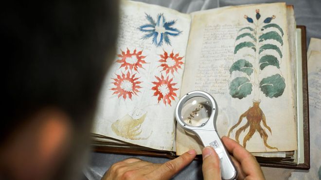El Manuscrito Voynich combina textos en un idioma o código desconocidos y dibujos intrigantes. GETTY IMAGES