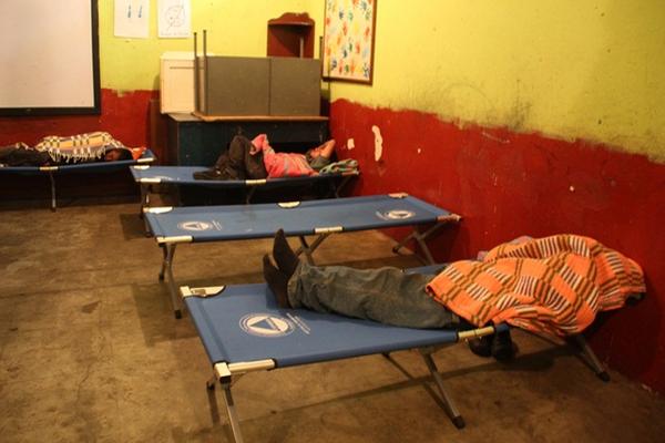 Al menos 10 personas llegan cada día al albergue temporal. (Foto Prensa Libre: Mike Castillo).