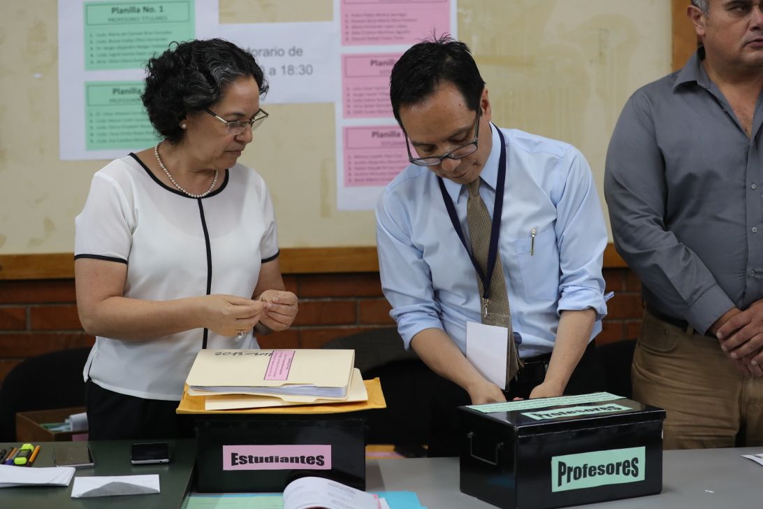 En cajas separadas se guardan los votos emitidos por estudiantes y maestros