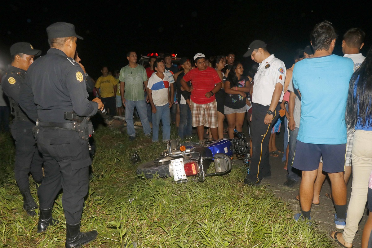 Agentes de la Policía Nacional Civil,  acordonan la escena donde quedaron las motocicletas involucradas en el hecho de tránsito. (Foto Prensa Libre: Rolando Miranda)