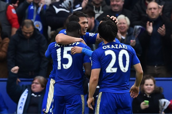 Los jugadores del Leicester felicitan a su compañero Leonardo Ulloa por el doblete. (Foto Prensa Libre: AFP)