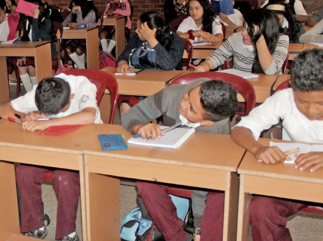 Los estudiantes de la jornada matutina del instituto Experimental Lic. Mario Efraín Nájera, en Jutiapa, reciben clases sin equipo. (Foto Prensa Libre: Óscar González).