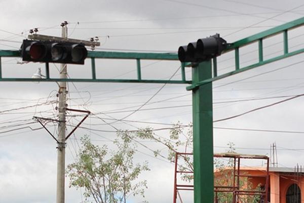 Autoridades instalan semáforos en el crucero conocido como calle Mazariegos, zona  4 de Huehuetenango. (Foto Prensa Libre: Mike Castillo). 