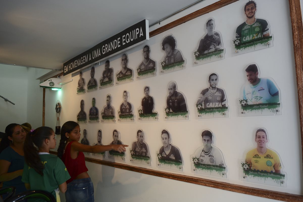 Muchos aficionados al futbol se acercan al peculiar bar en Medellín que hace homenaje a los fallecidos. (Foto Prensa Libre: AP)