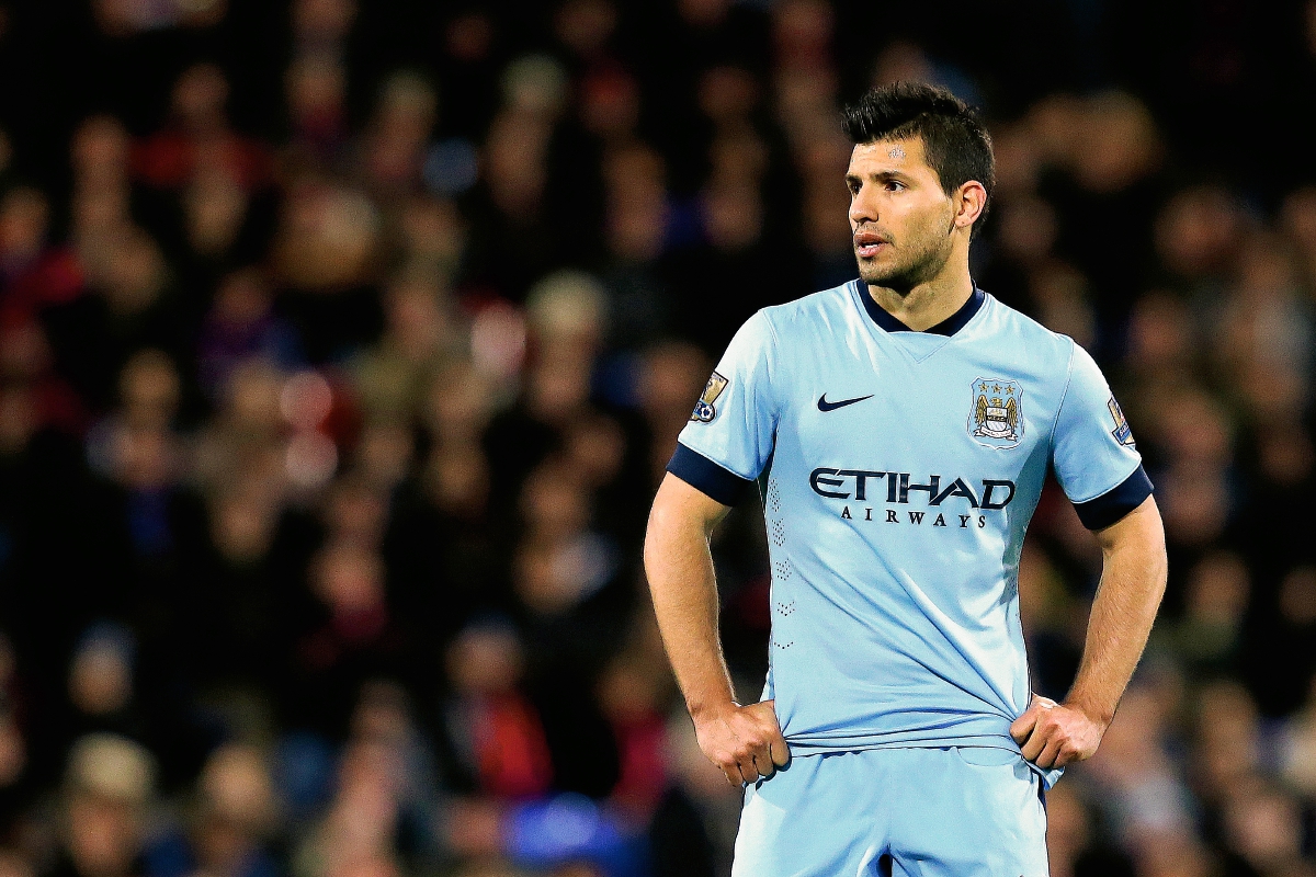 Sergio Aguero luce sorprendido por la falla del City ante el Crystal Palace, que los relega al cuarto puesto de la Premier League. (Foto Prensa Libre:AP)