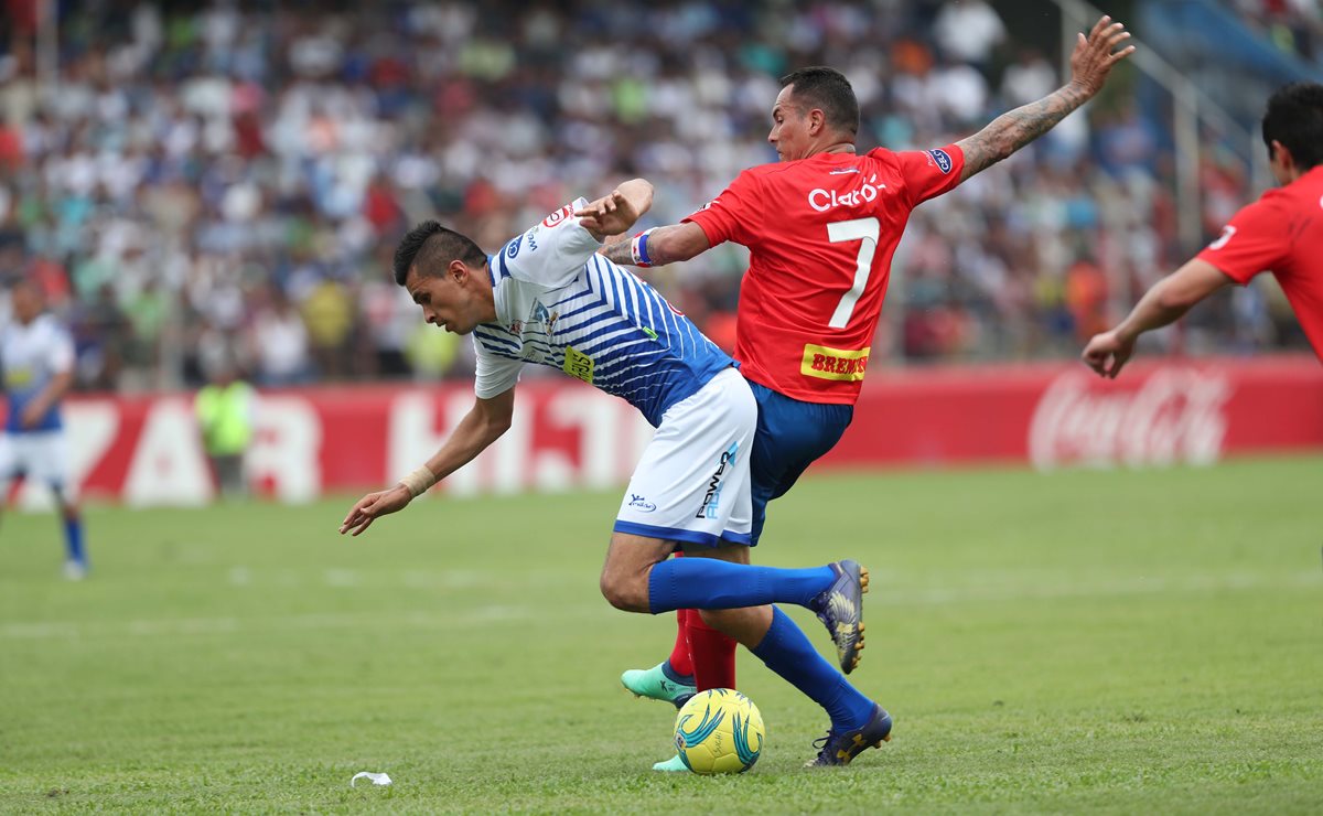 Los delanteros Othoniel Arce (izquierda) y Blas Pérez (derecha) no tuvieron una buena tarde y se quedaron con ganas de anotar goles. (Foto Prensa Libre: Francisco Sánchez)