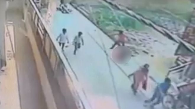 La mujer fue atacada en una calle transitada en Delhi, la capital de India. CCTV