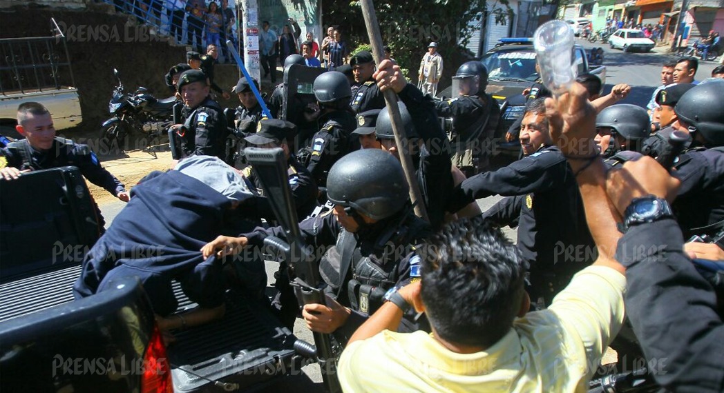 La PNC rescató a tres personas que iban a ser linchadas por una turba en Peronia. (Foto Prensa Libre: Érick Ávila)
