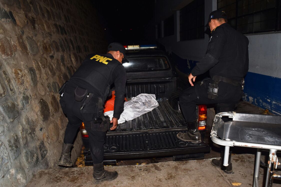 El cuerpo de un niño de 7 años es trasladado por la PNC en Cabañas, Zacapa. (Foto Prensa Libre: Mario Morales)