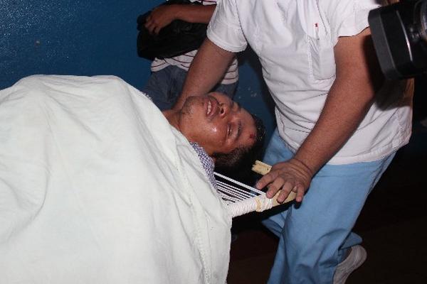 Uno de los tres lesionados en  balacera frente a una gasolinera es ingresado al hospital de Mazatenango.