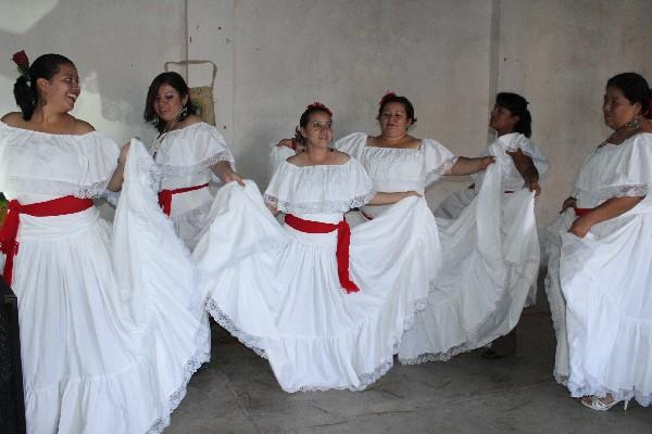 Participantes en  diplomado presentan un baile típico de la etnia xinca, en Jutiapa.