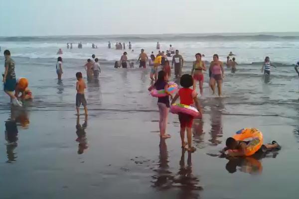 Personas disfrutan en la playa Tilapa, en La Blanca, San Marcos. (Foto Prensa Libre: Alexander Coyoy) <br _mce_bogus="1"/>