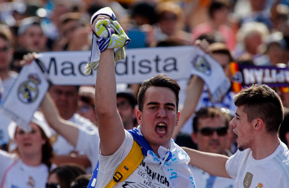 El Real Madrid celebró este domingo la duodécima Copa de Europa en una caravana hacia a la Plaza de Cibeles en la capital española. (Foto Prensa Libre: AFP).