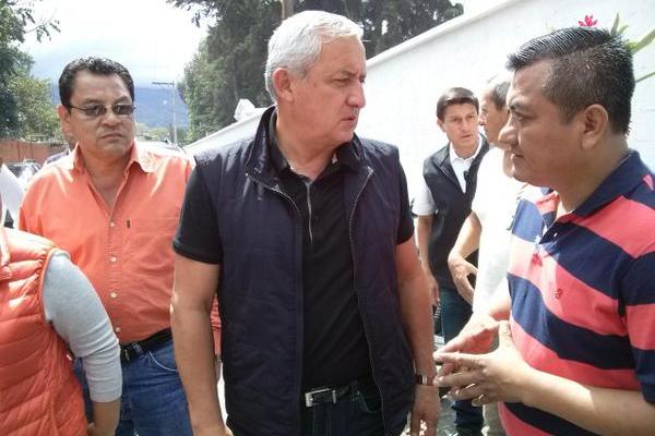 El presidente Otto Pérez Molina llega al cementerio de Antigua Guatemala a visitar la tumba de su padre (Foto Prensa Libre: Renato Melgar)<br _mce_bogus="1"/>