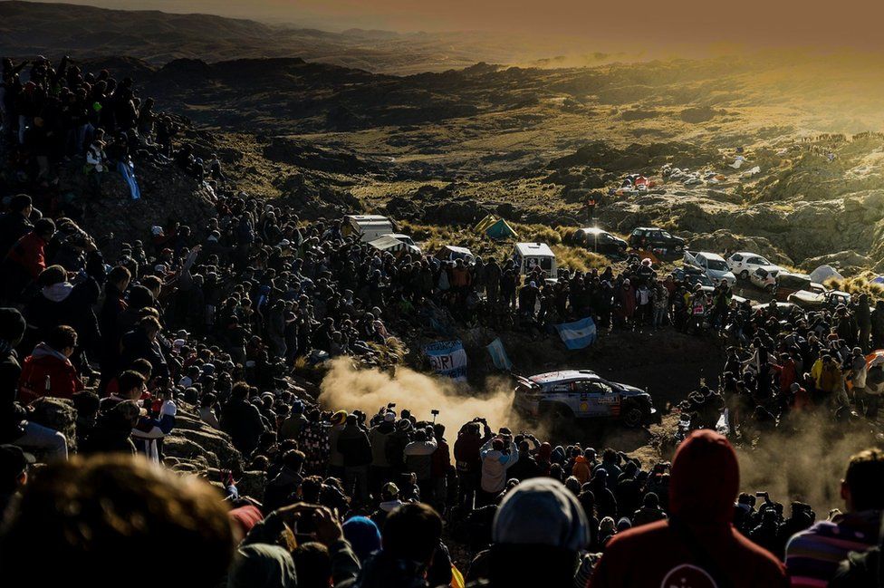 El neozelandés Hayden Paddon conduce su auto Hyundai modelo i20 Coupe entre los espectadores durante el cuarto día del Rally de Argentina, el 30 de abril. EPA