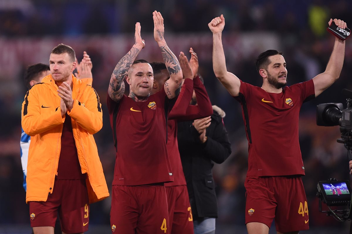 Jugadores de la Roma festejan al final del encuentro que ganaron 1-0. (Foto Prensa Libre: AFP)