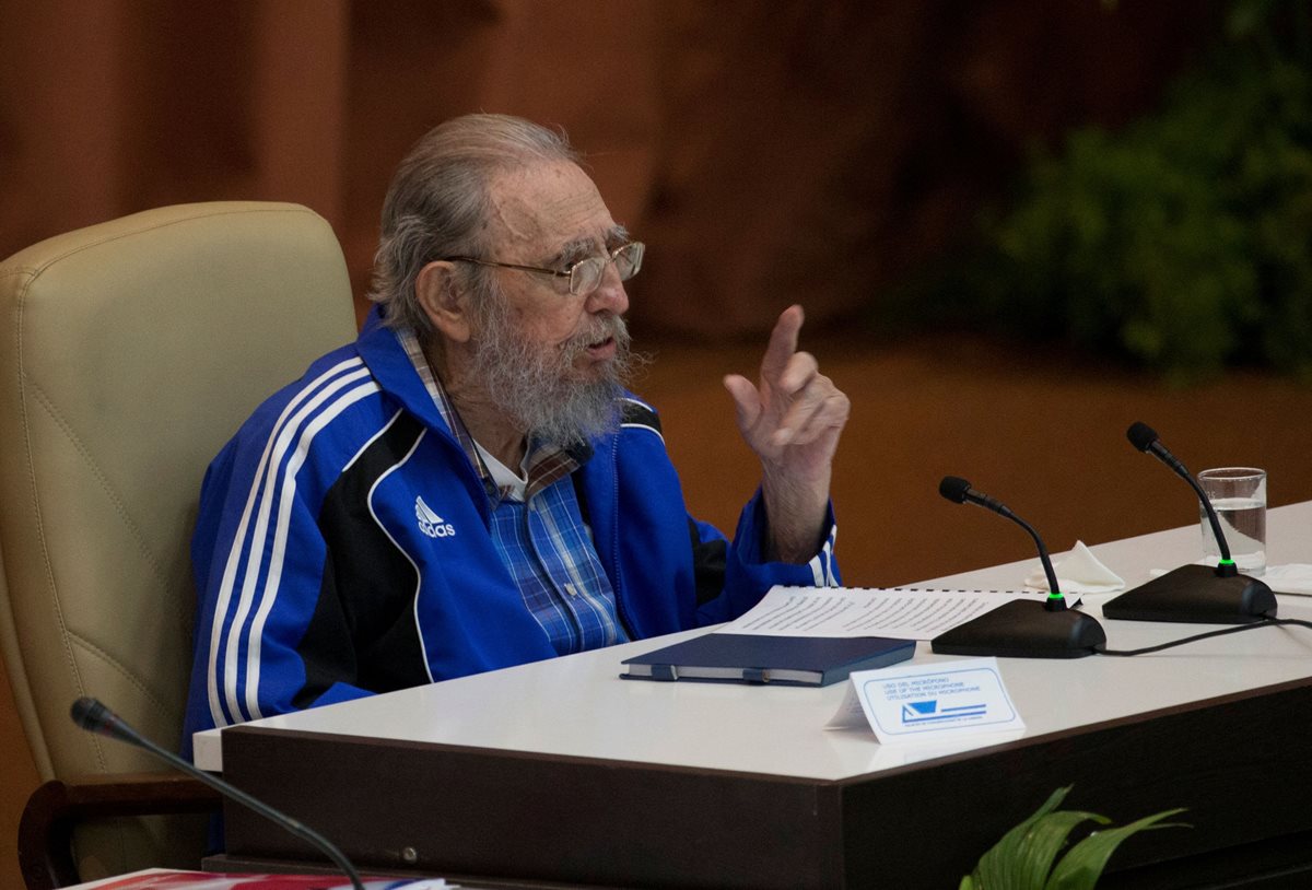El líder de la revolución cubana, Fidel Castro, durante su discurso en la reunión del VII congreso del Partido Comunista. (Foto Prensa Libre: AFP).