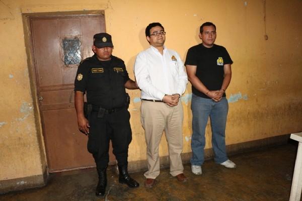 Un agente custodia a los salvadoreños Francisco Alberto Delgado y Mario Enrique Soto Padilla, detenidos con US$49 mil 600 en efectivo.