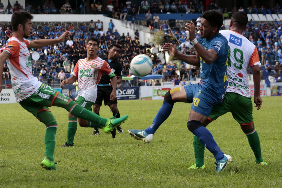 Cobán y Siquinalá igualaron 1-1 en el estadio Verapaz. (Foto Prensa Libre: Eduardo Sam Chun)