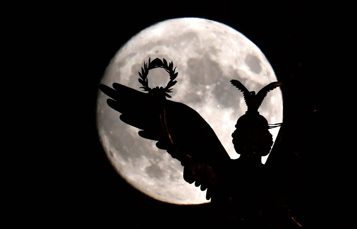 La superluna se observa detrás de un monumento en Berlín, Alemanía. (Foto Prensa Libre: EFE).