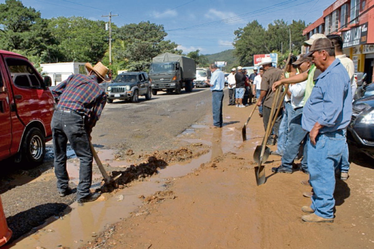 Vecinos trabajan en la reparación de la ruta de acceso a la cabecera departamental de Jutiapa.