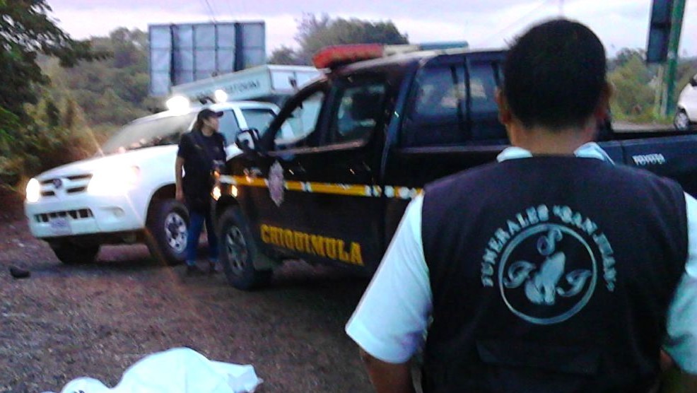Autoridades investigan la muerte de Cristofer Manolo Esquivel Bollat, baleado en Chiquimula. (Foto Prensa Libre: Mario Morales) 