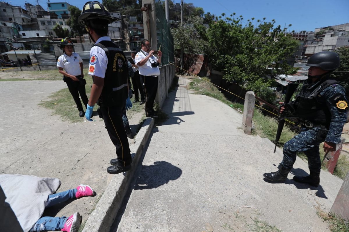 Dos adolescentes murieron a balazos este martes en la colonia El Limón, zona 18 de la capital, en un ataque armado perpetrado aparentemente por un pandillero rival. (Foto Prensa Libre: Érick Ávila)