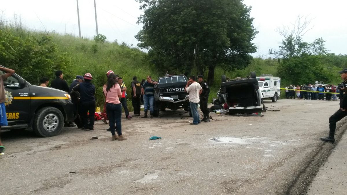 Agentes de la PNC y socorristas resguardan el lugar en el que ocurrió el percance, en El Chal, Petén. (Foto Prensa Libre: Rigoberto Escobar)