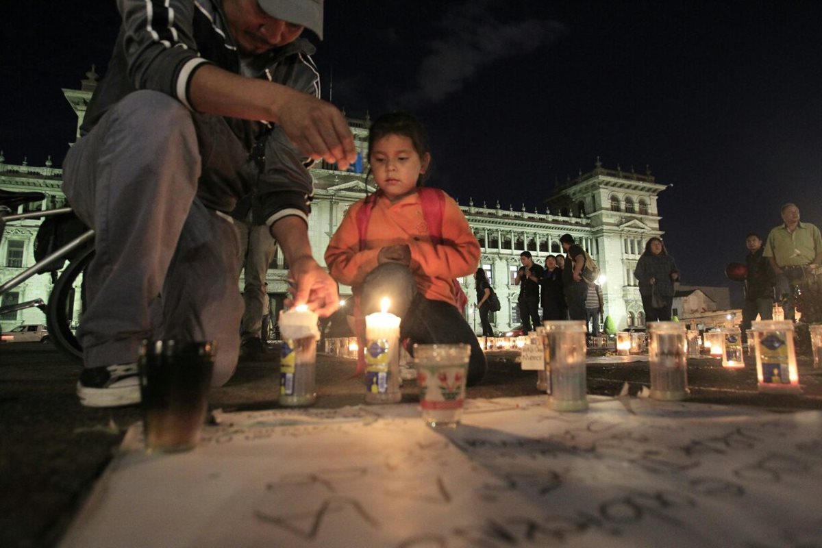 Adultos y niños se acercaron a la Plaza de la Constitución a mostrar su descontento por segundo día.
