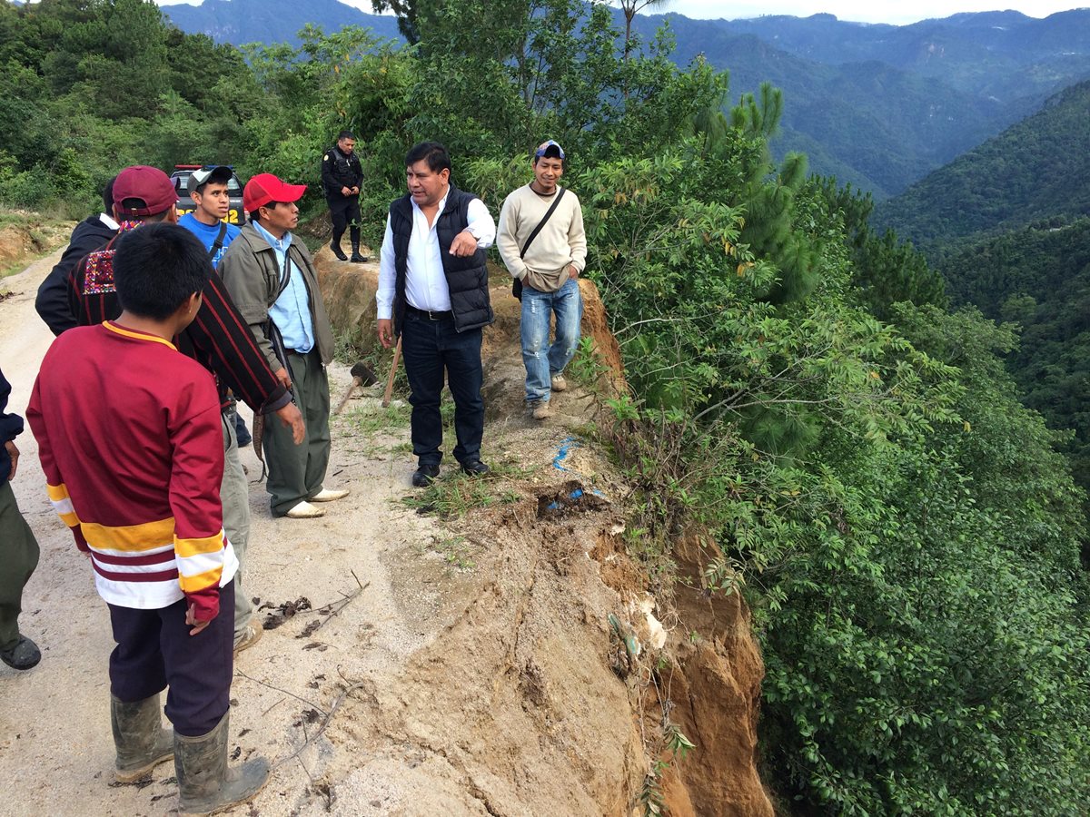 Autoridades locales y líderes comunitarios verifican el tramo de 33 kilómetros que está en pésimas condiciones. (Foto Prensa Libre: Ángel Julajuj)