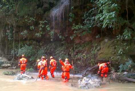 Socorristas rastrean las márgenes del río Valparaíso, en busca de restos que podrían ser del subinspector César García (inserto), secuestrado en Salcajá.
