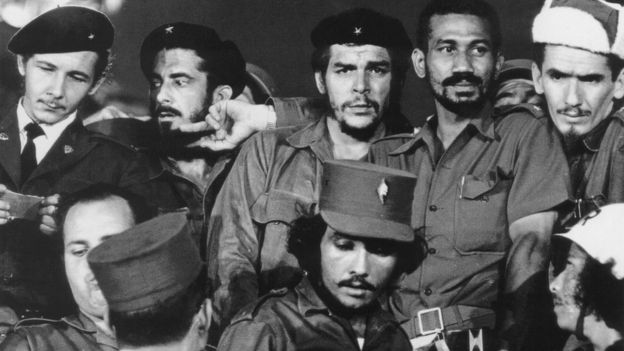 Raúl Castro, en la izquierda, junto a Antonio Núñez Jiménez, Ernesto 'Che' Guevara, Juan Almeida y Ramiro Valdés en 1959. AFP